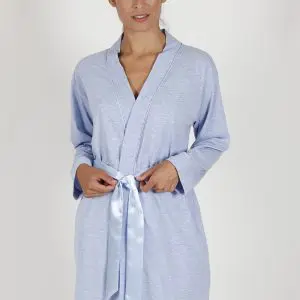 Bata de mujer estilo clásico