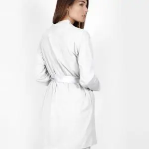 Bata de mujer estilo clásico