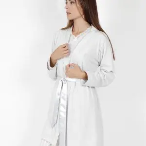 Bata de mujer estilo clásico