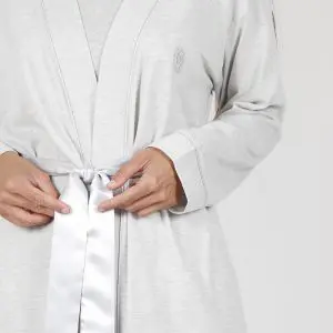 Bata de mujer estilo clásico