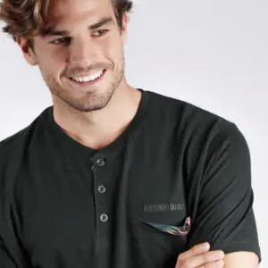 Pijama de hombre de verano de manga corta y pantalón corto con estampado tropical. Pijamas Antonio Miro